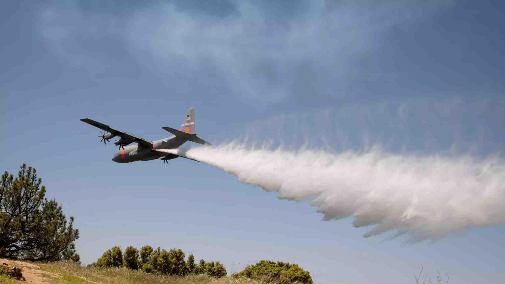 Entrainement au largage d'eau pour un C-130J Super Hercules américain équipé d'un MAFFS II (5 août 2024).