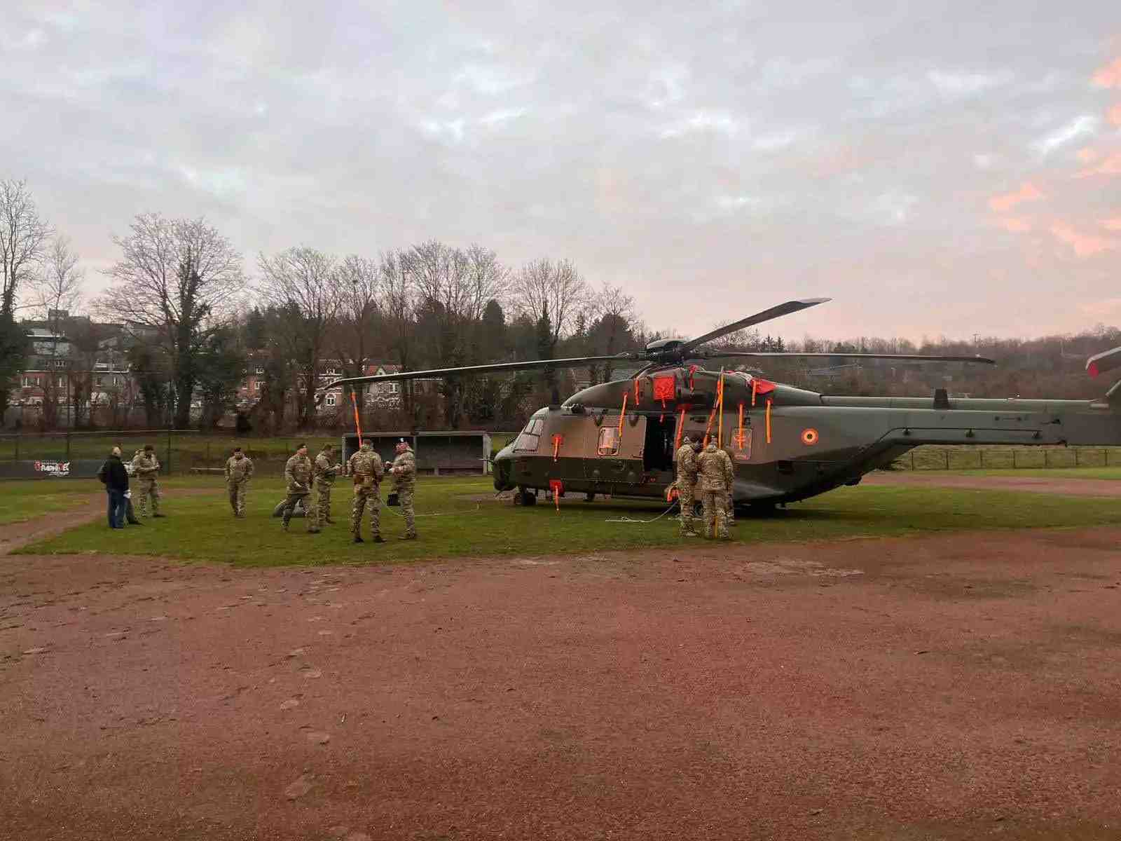 NH90 TTH belge sur un terrain de baseball après avoir coupé des câbles électriques le 14 janvier 2025 (15 janvier 2025).