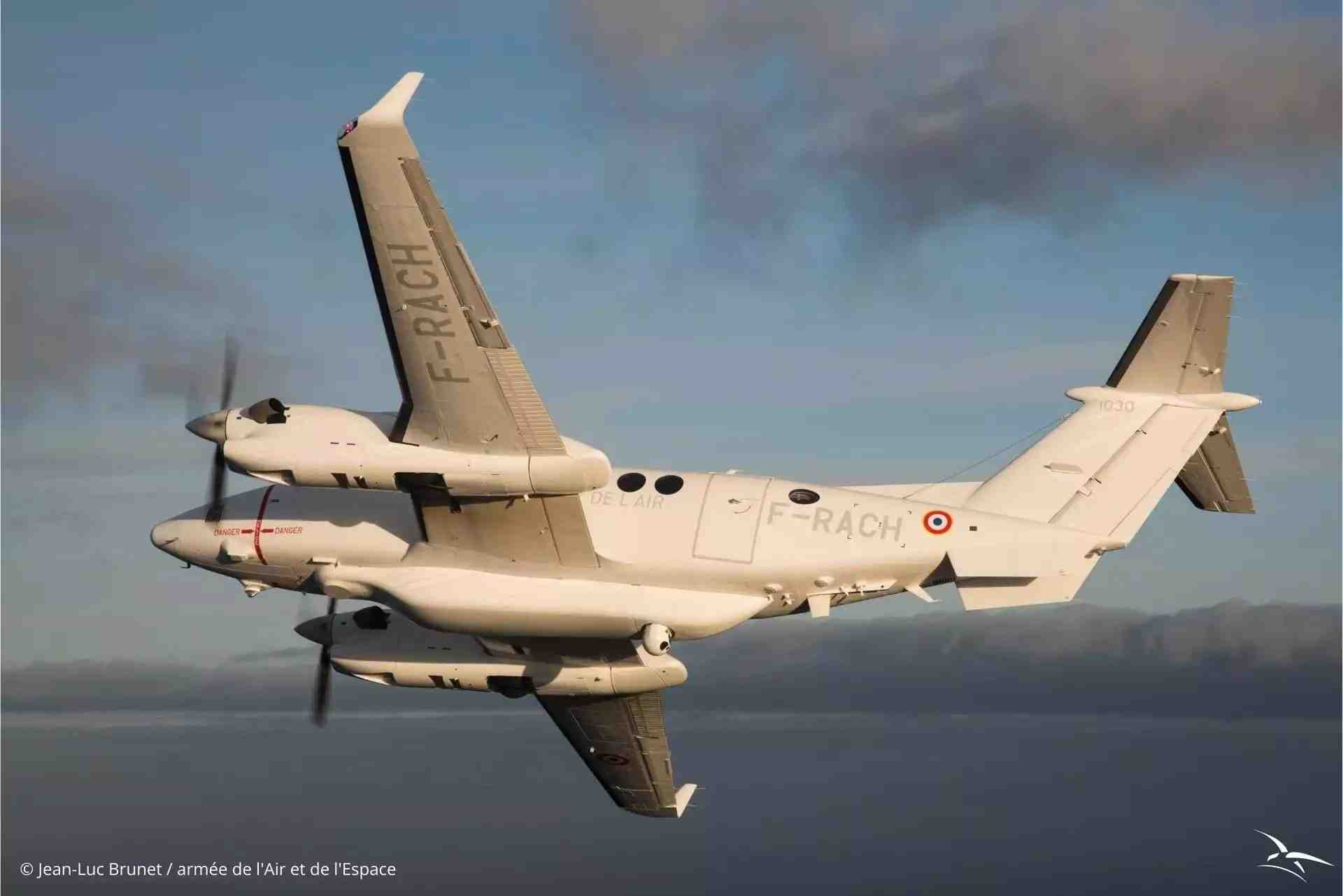 Avion Léger de Surveillance et de Reconnaissance (ALSR) Vador, facilement reconnaissable par son carénage ventral (capteurs SIGINT et IMINT).