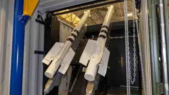 Intérieur du système antiaérien courte portée Gravehawk, avec ses deux missiles R-73 placés sur le lanceur.