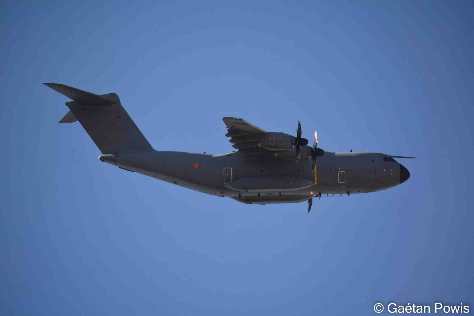 Survol en basse altitude d'un avion de transport tactique belge A400M Atlas (CT-03)(18 mars 2022).