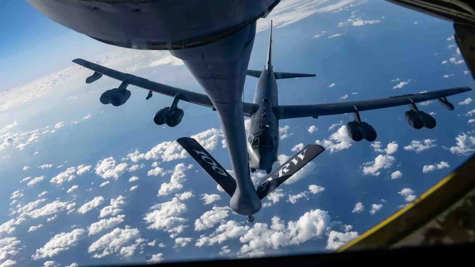 Bombardier stratégique B-52H s'approchant d'un ravitailleur KC-135 Stratotanker au-dessus de la mer Méditerranée (17 février 2025).