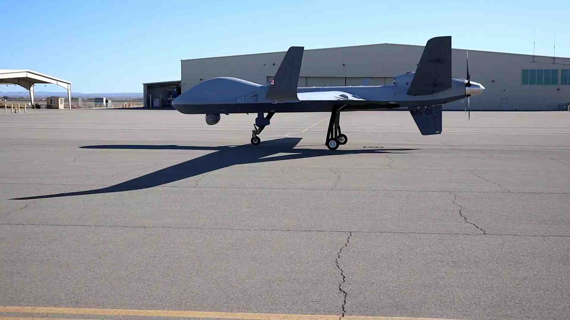 Premier drone MQ-9B SkyGuardian belge au roulage le jour de son premier vol (20 février 2025).