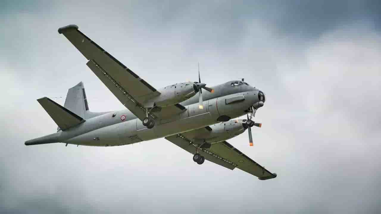 Avion de patrouille maritime français Atlantique 2 en train d'atterrir.