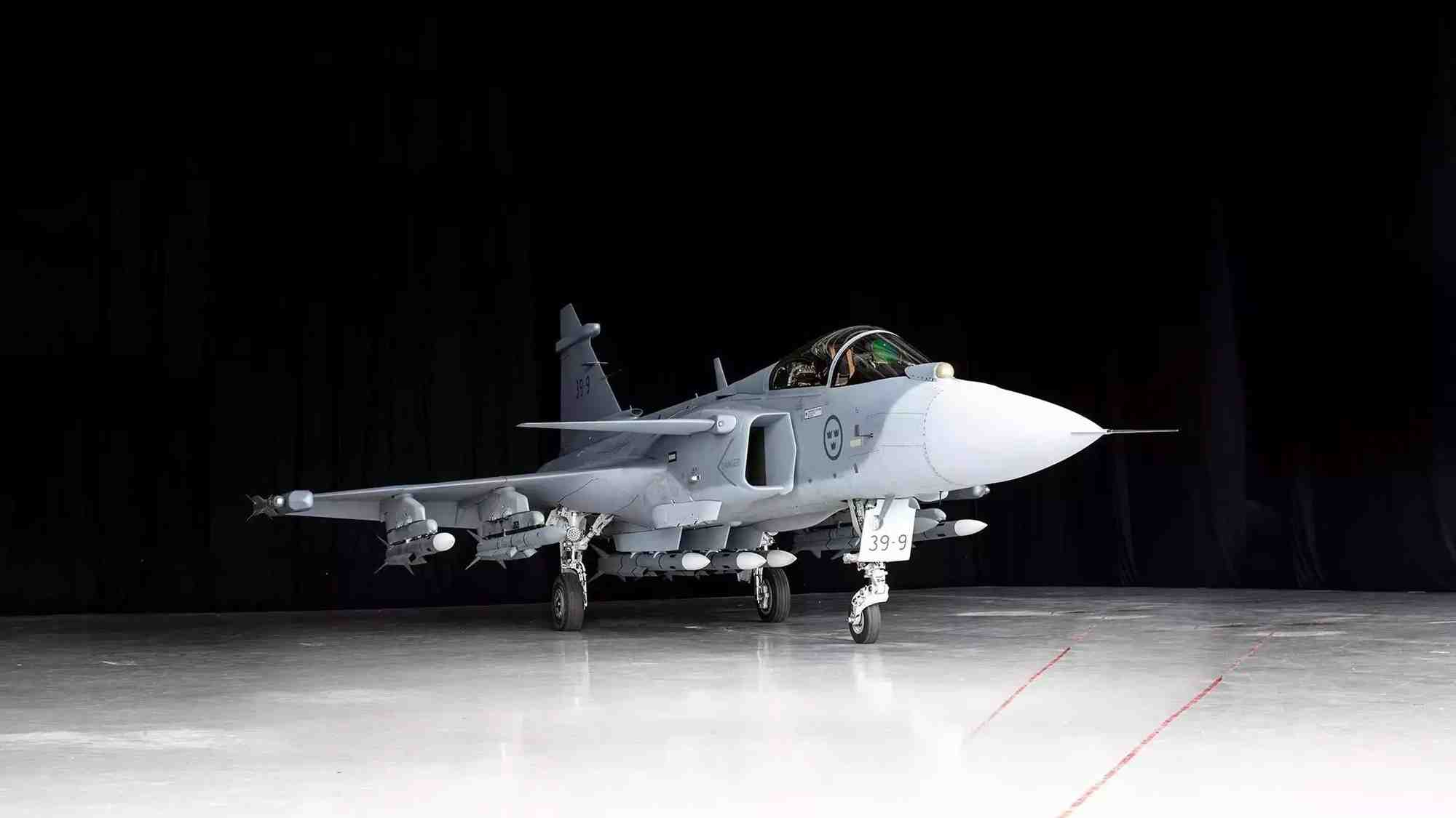 Gripen E suédois en configuration air-air lourde avec 7 missiles très longue portée Meteor et 2 missiles courte portée IRIS-T.