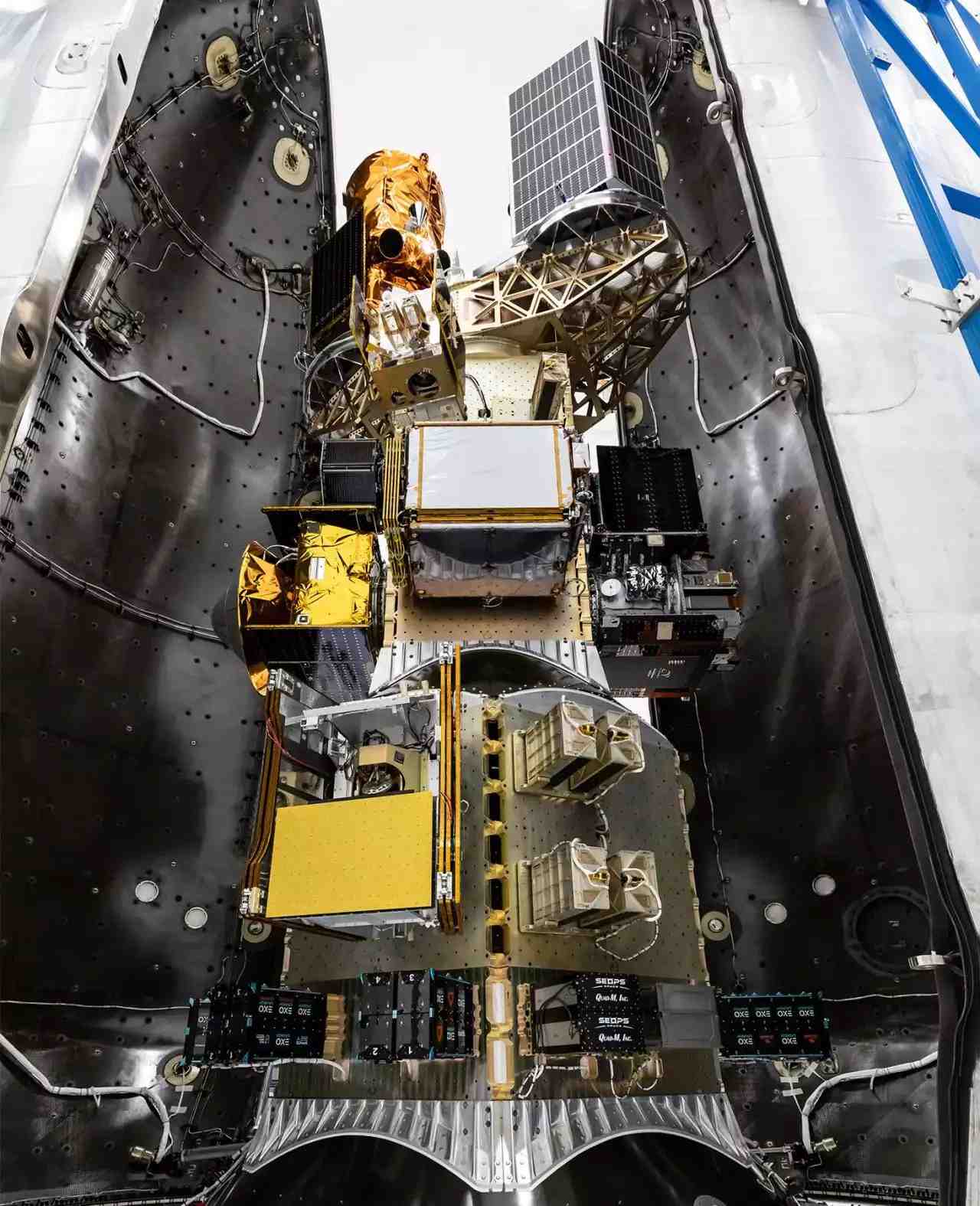 Les passagers de la mission Transporter 13 avant l’encapsulation sous la coiffe du Falcon 9 de SpaceX.