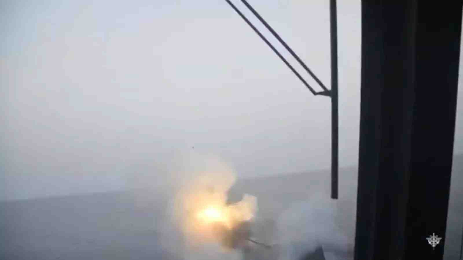Tirs du canon OTO 76/62 d'une frégate FREMM française en mer Rouge contre un drone lancé depuis le Yémen.