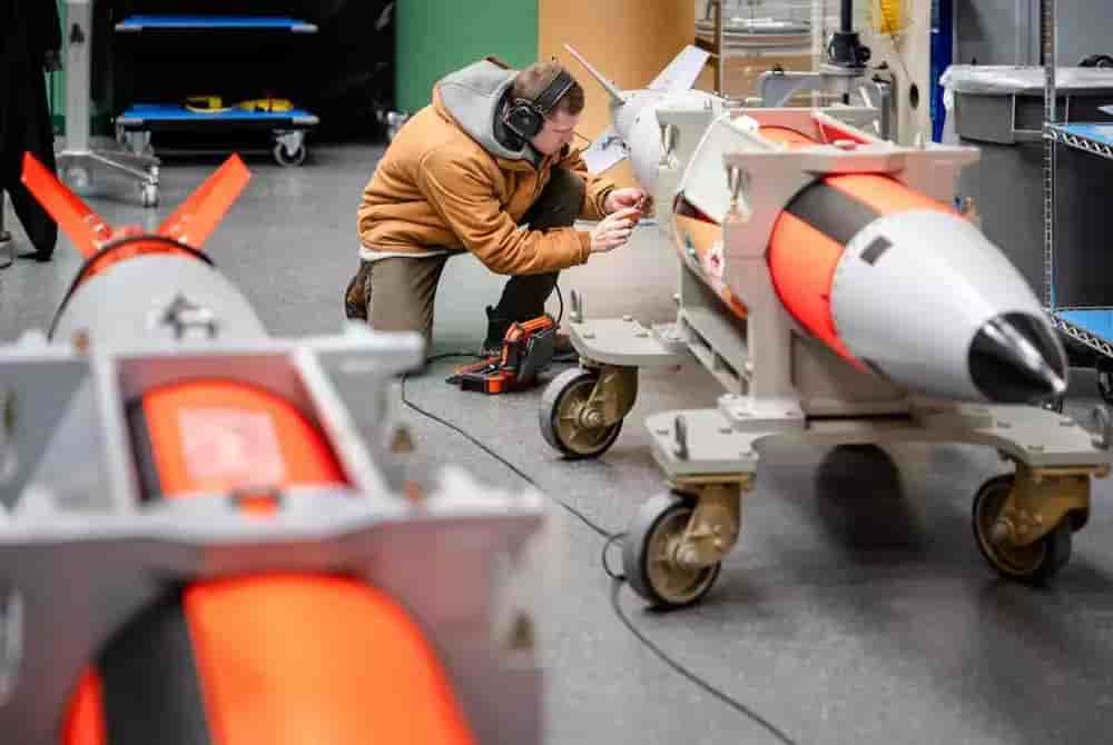 Un ingénieur des Sandia National Labs travaillant sur la première bombes B61-13 d'essai (inerte).