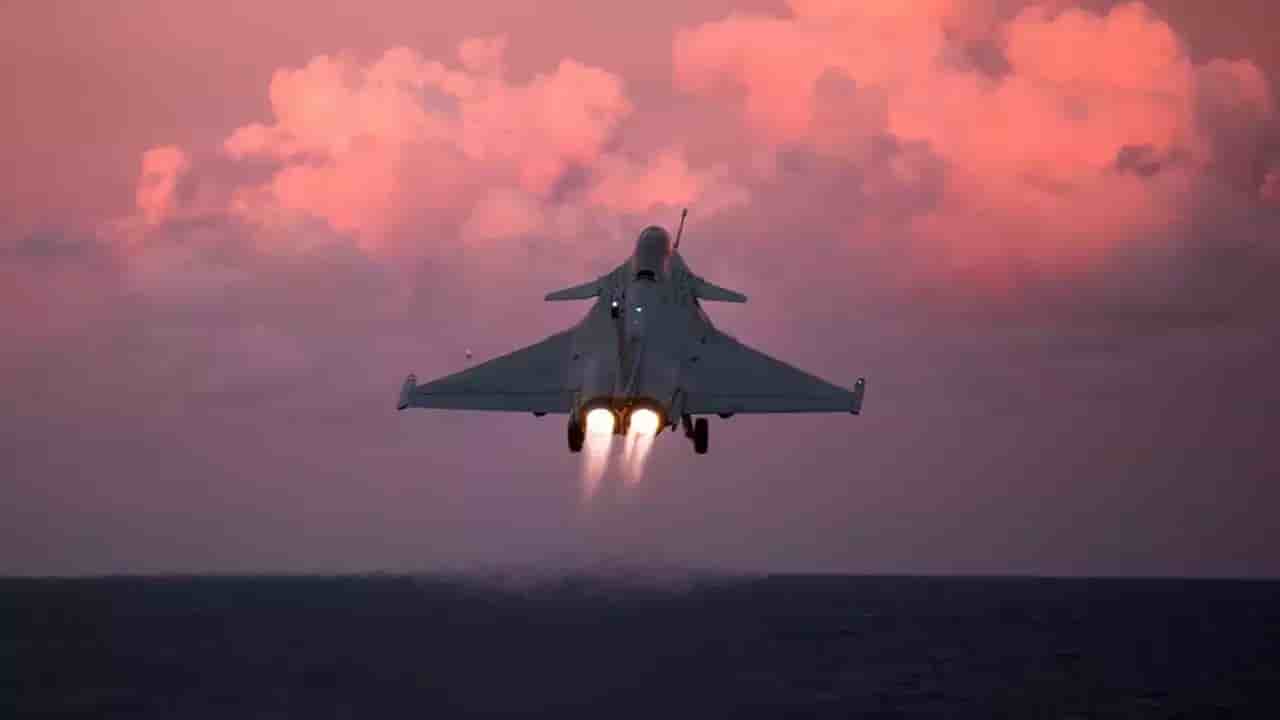 Catapultage d'un Rafale M français.
