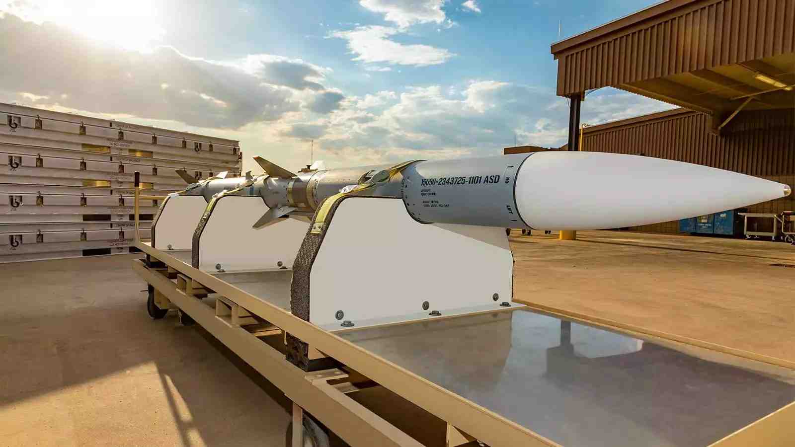 Missile air-air très longue portée AIM-120D-3 AMRAAM sur le site de production de Raytheon de Tucson (Arizona, États-Unis).