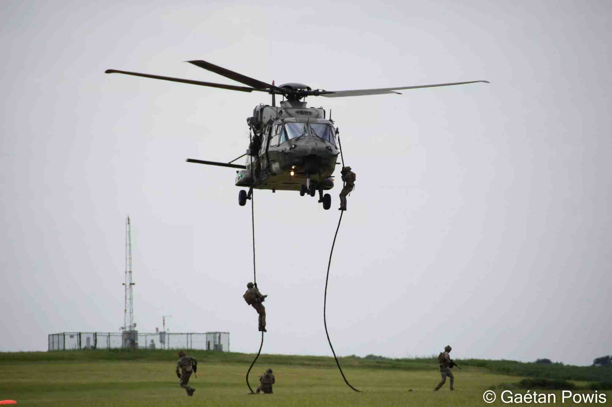 Démonstration d'aérocordage de militaires du SOR depuis un NH90 TTH belge durant le Beauvechain Base Day (7 mai 2025).