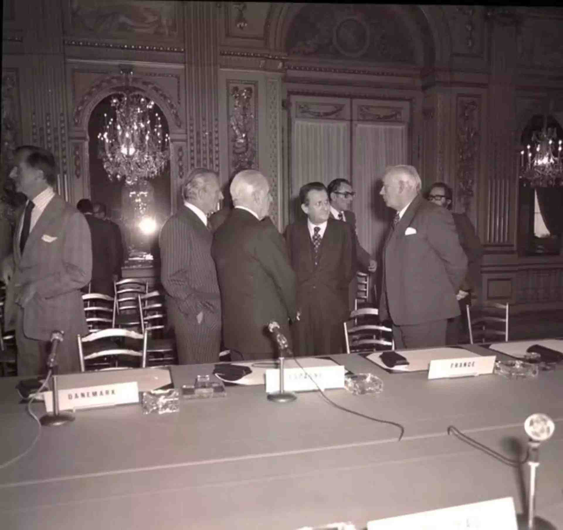 Discussions avant la signature de la Convention à Paris le 30 mai 1975