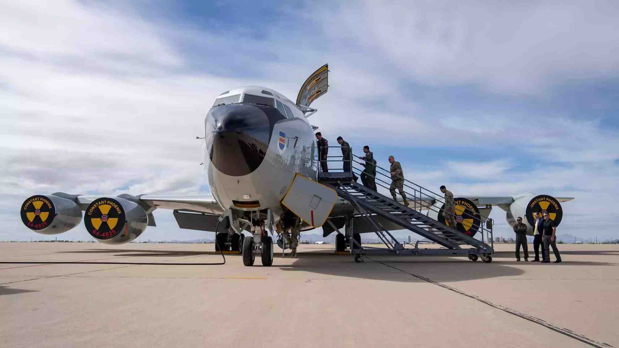 Visite guidée d'un WC-135R Constant Phoenix de l'US Air Force par des officiers étrangers sur la base aérienne de Davis-Monthan (13 février 2025).