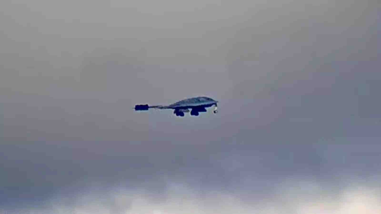 Un des deux bombardiers stratégiques B-2A Spirit atterrissant à Elmendorf (Alaska) la veille du sommet Trump-Poutine (14 août 2025).