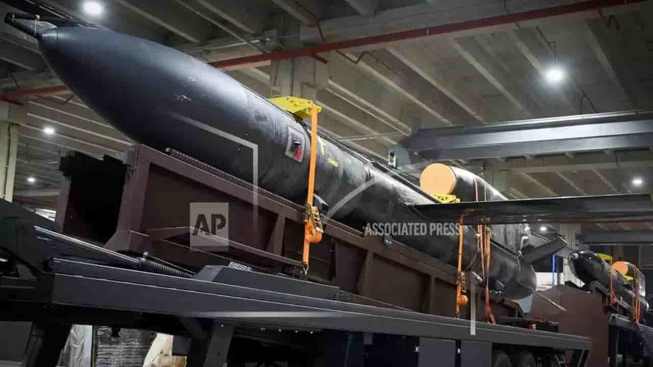 Deux missiles de croisière ukrainiens Flamingo sur leur rampe de lancement mobile (14 août 2025).