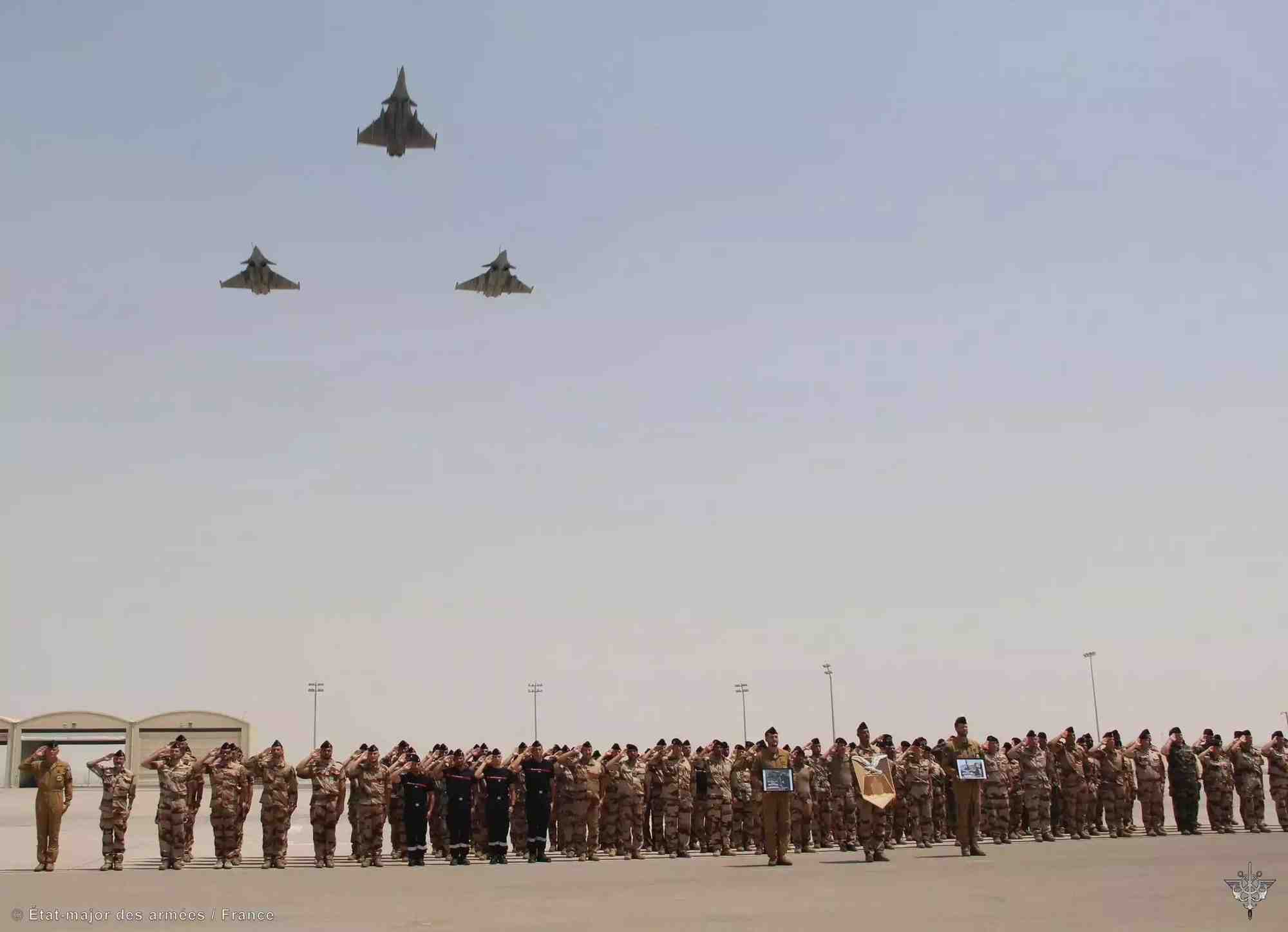Missing Man Formation au-dessus de la base aérienne 104 d'Al Dhafra en l'honneur des commandant Sébastien Mabire 'Root' et capitaine Matthis Laurens 'Lolo', décédés le 14 août 2024 (14 août 2025).