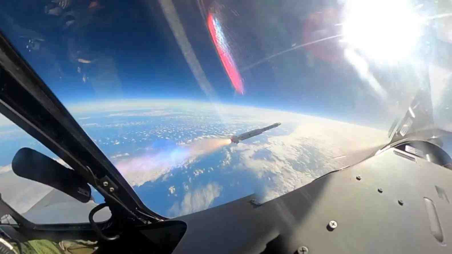 Premiers tirs par avions de chasse sur des ballons en très haute altitude