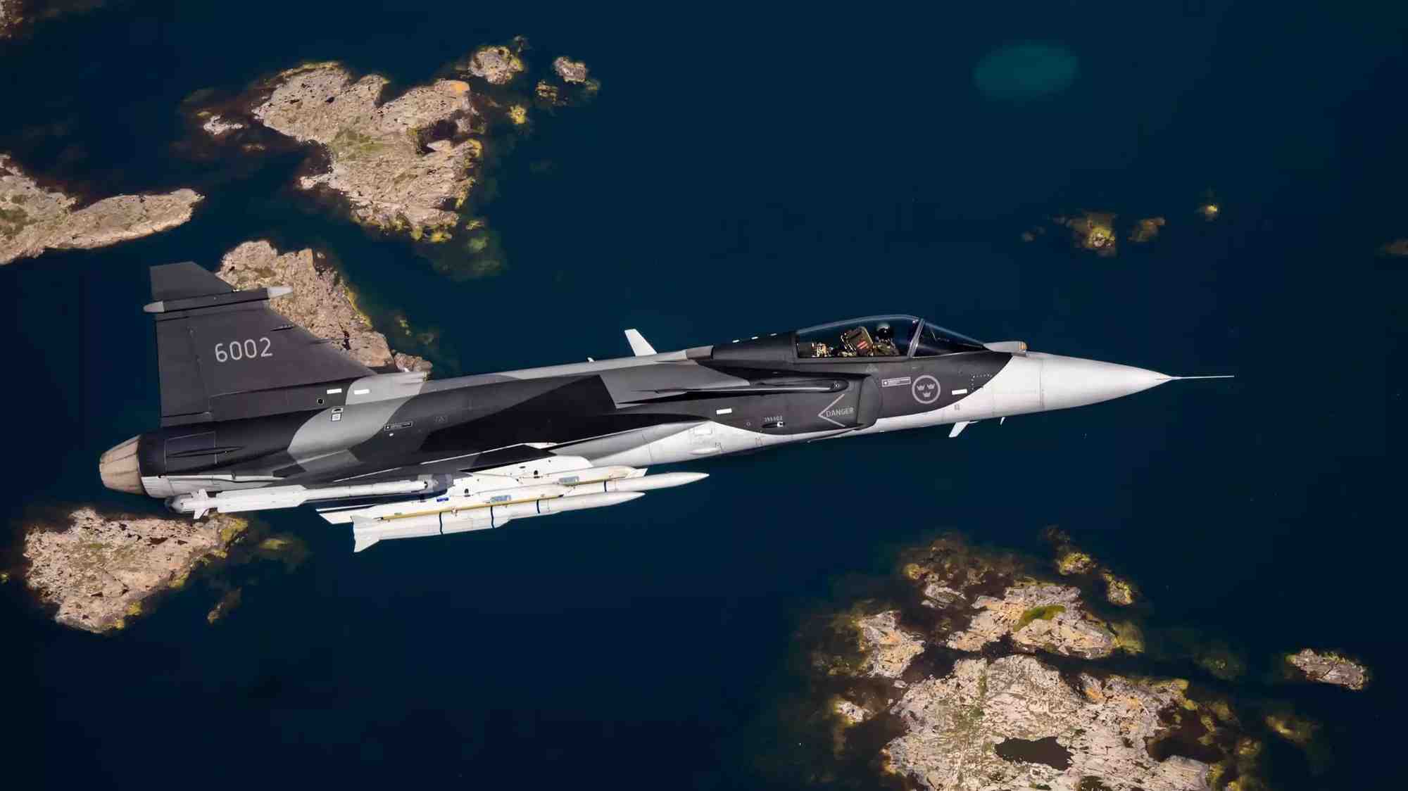Gripen E suédois équipé en full air-air avec un missile courte portée IRIS-T et deux missiles très longue portée Meteor.
