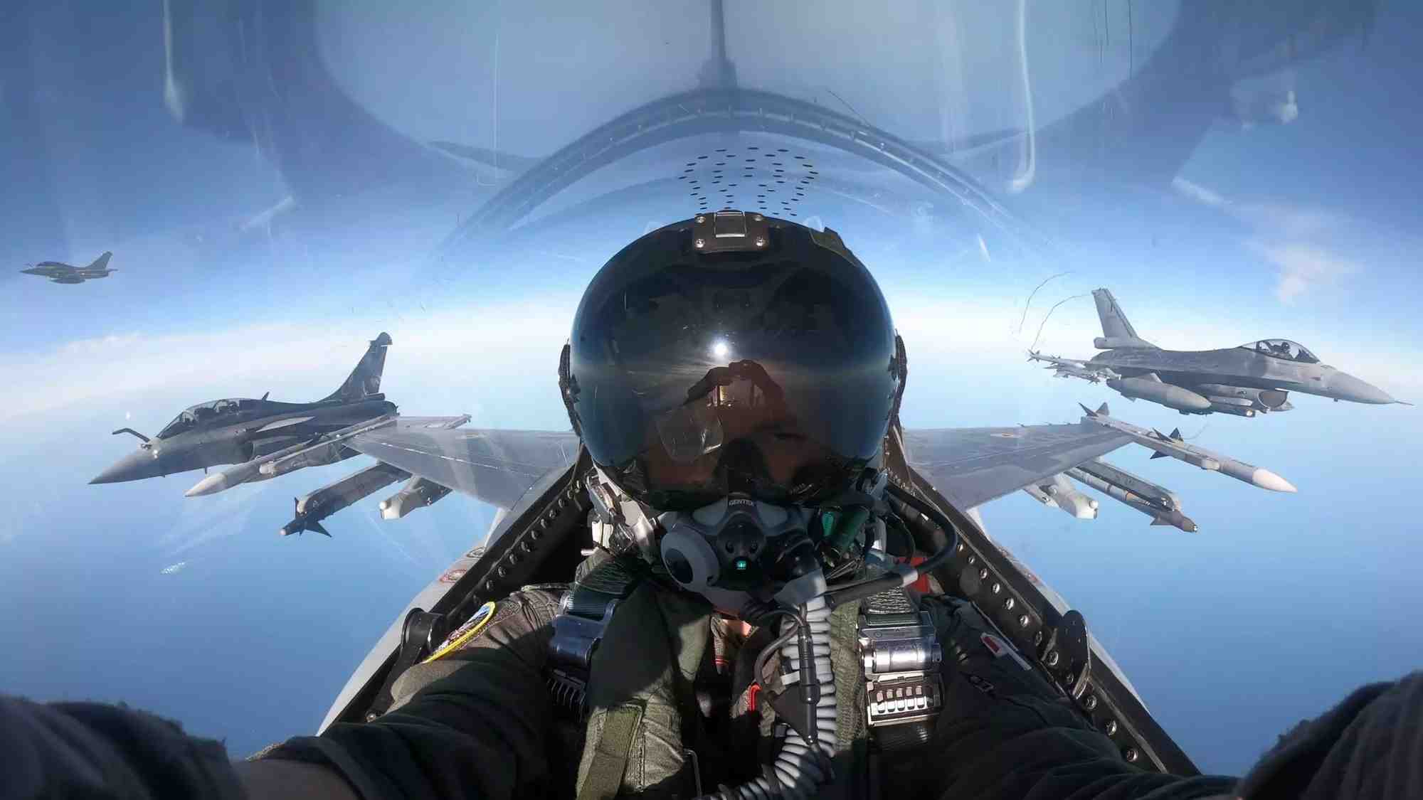Selfie d'une patrouille de F-16AM belges et Rafale B français en soutien à un E-3F français sur la mer Noire (26 août 2025).