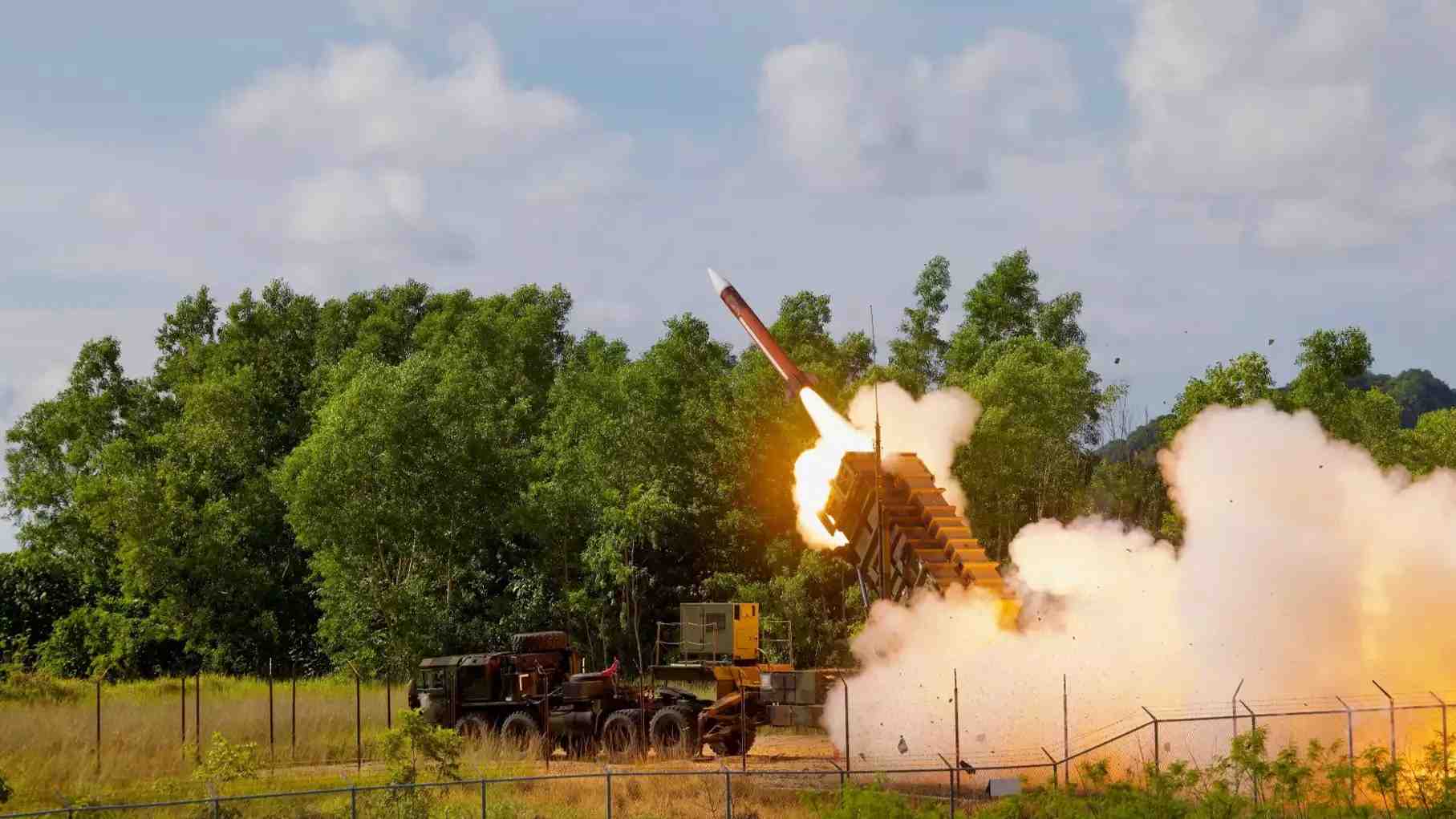 Lance-missiles M903 d'une batterie Patriot américaine tirant un missile PAC-2 durant l'exercice Tenacious Archer 25 (21 août 2025).