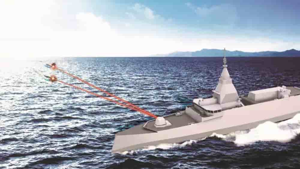 Représentation d'un laser haute puissance de nouvelle génération français sur une frégate FDI et interceptant des missiles de croisière.