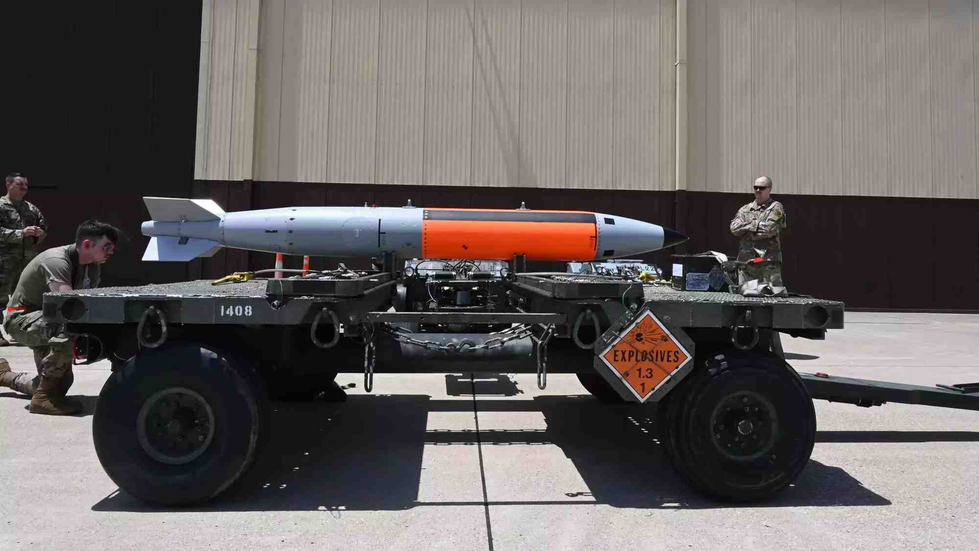Bombe nucléaire B61-12 d'essai préparée pour un tir d'essai par un bombardier stratégique B-2A Spirit de l'USAF (14 juin 2022).