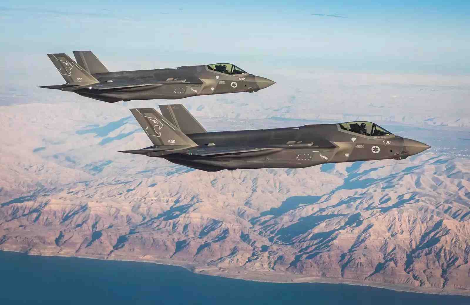 Deux avions de combat israéliens F-35I Adir en vol.