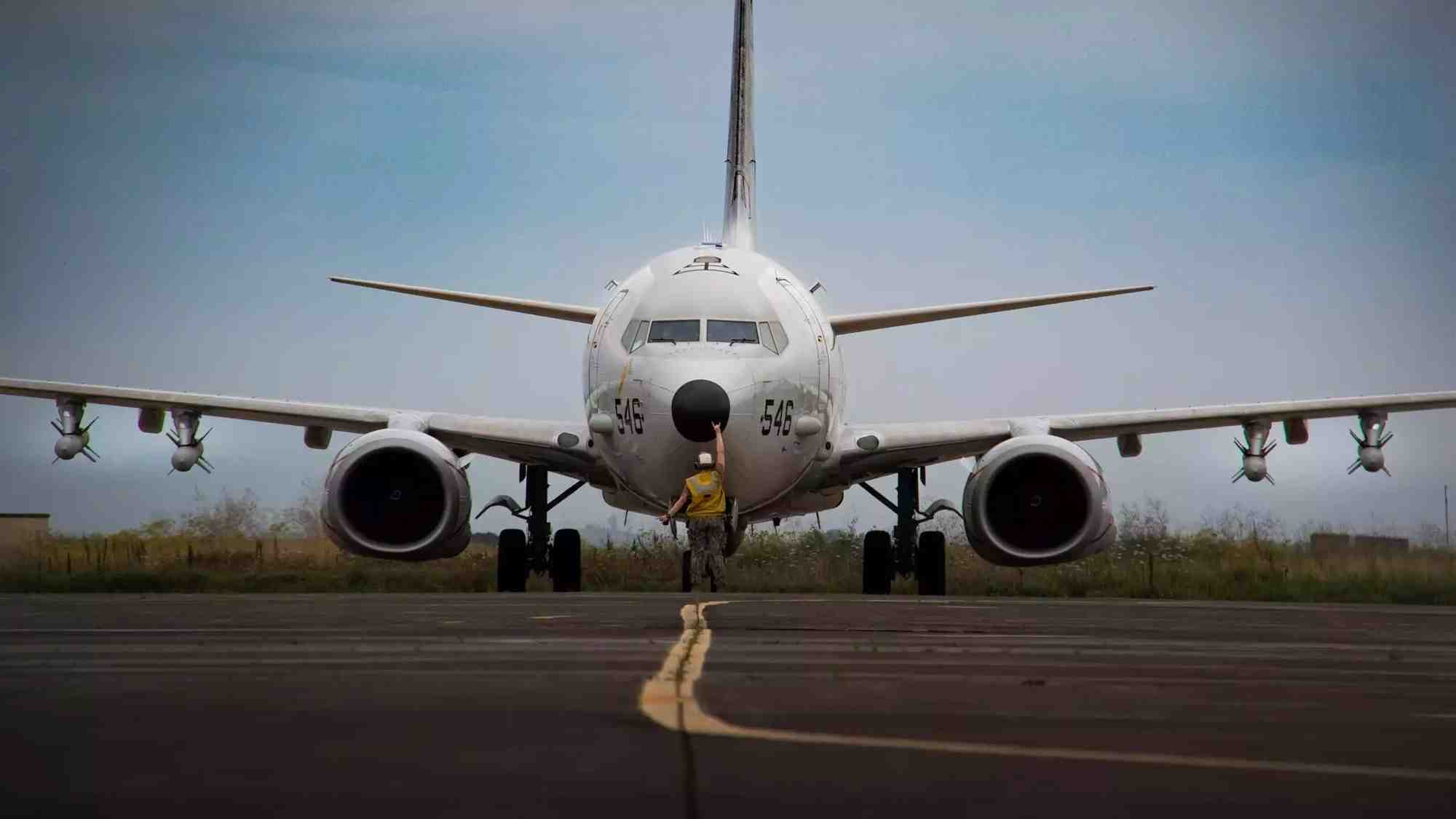 Mise en route d'un avion de patrouille maritime P-8A Poseidon de l'US Navy équipé de 4 missiles antinavires AGM-84D Harpoon sur la base de Sigonella (Sicile, Italie)(6 juin 2023).