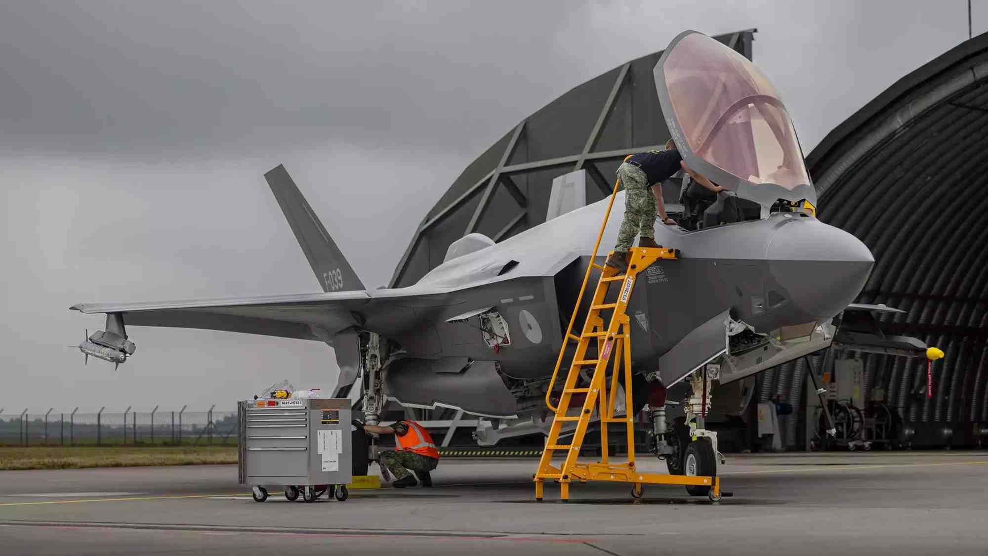F-35A Lightning II hollandais au sol et armé d'au moins deux missiles air-air courte portée AIM-9X Sidewinder et d'un missile longue portée AIM-120C/D AMRAAM (en soute).