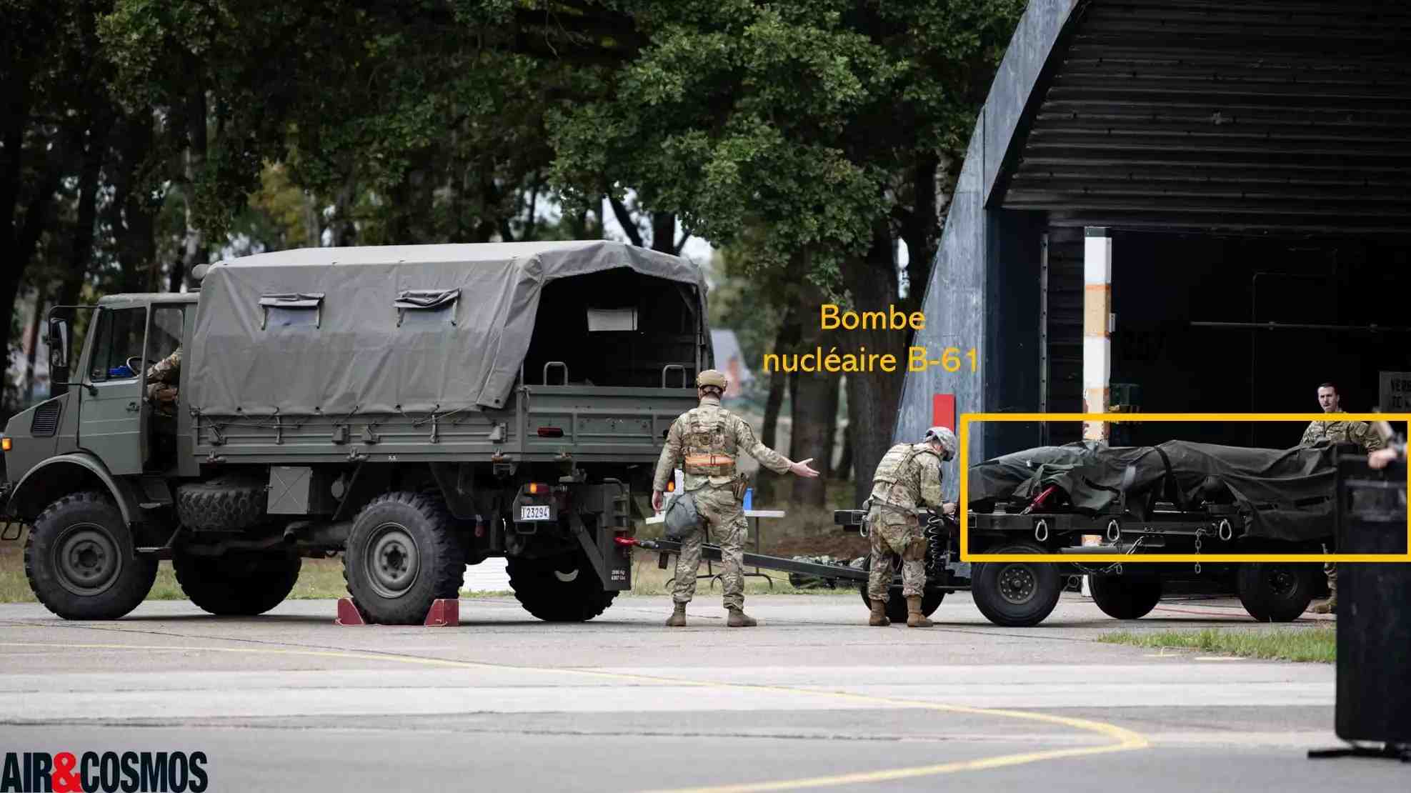 Militaires de l'US Air Force s'entrainant au maniement d'une bombe nucléaire B61 sur la base aérienne belge de Kleine Brogel (septembre 2025).