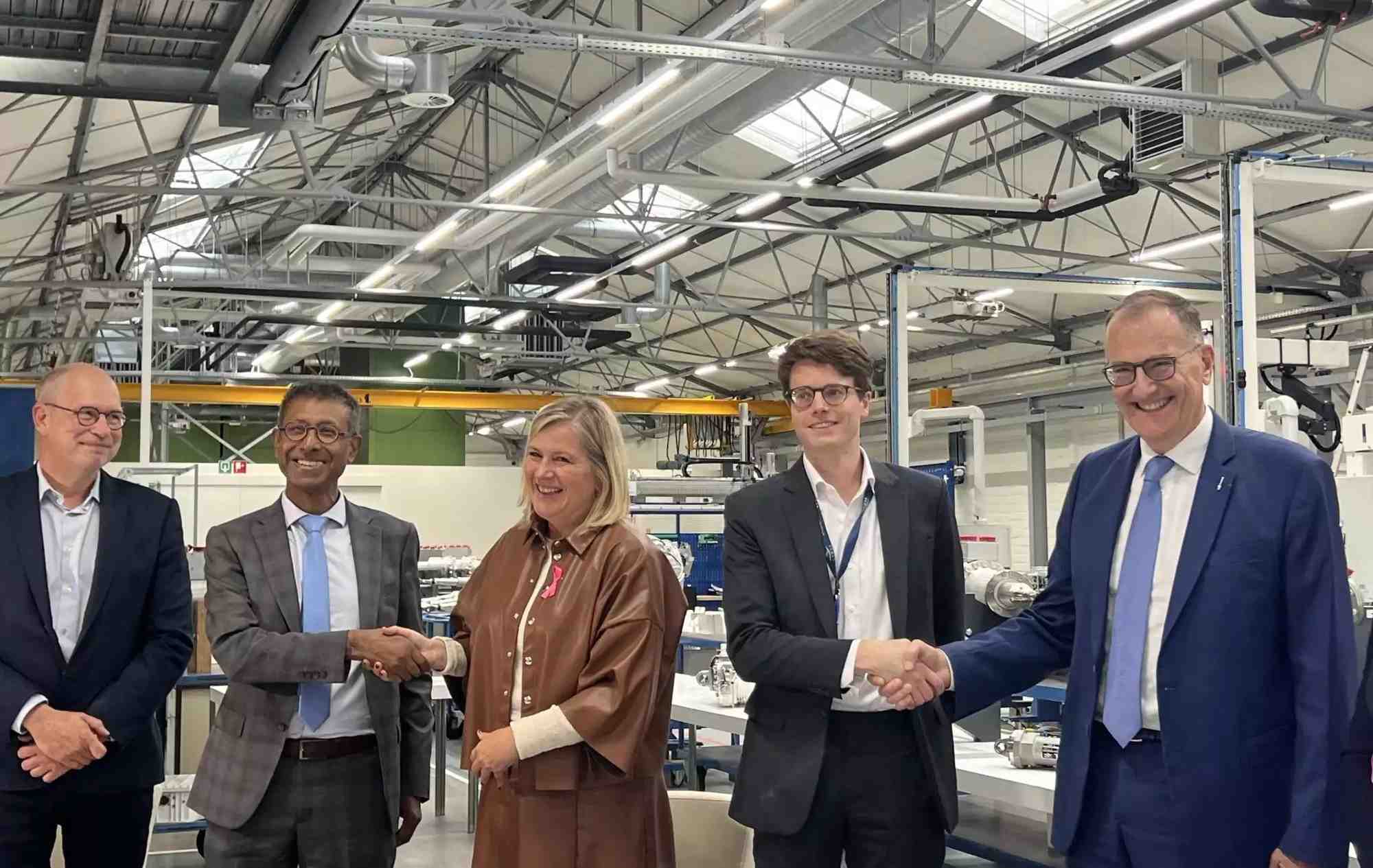 Signature de contrat entre la Sabca, l'état belge et ArianeGroup pour la production d'actuateurs au profit des futurs lancements d'Ariane 6 (6 octobre 2025).