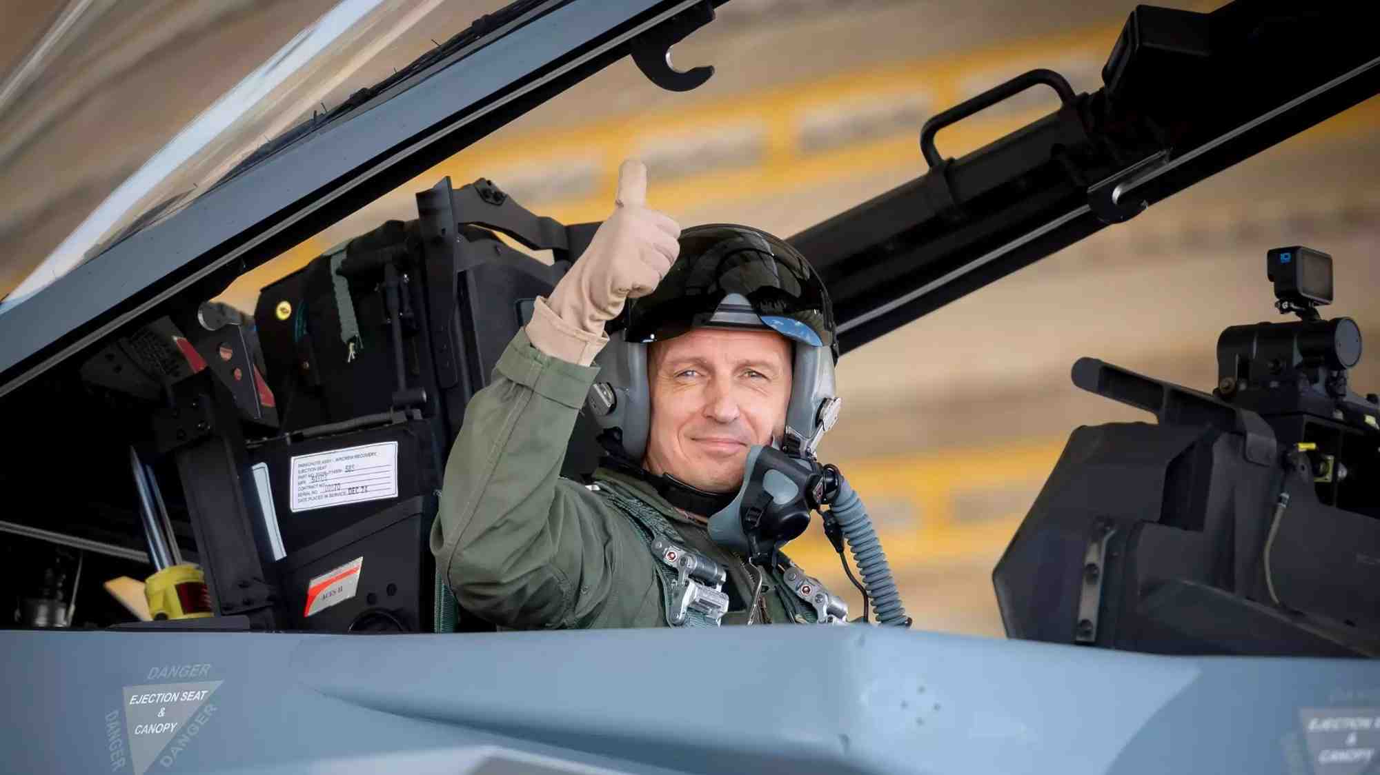 Officier polonais en place arrière d'un F-15EX Eagle II pour un vol de présentation à Saint-Louis (Missouri, États-Unis)(2 octobre 2025).