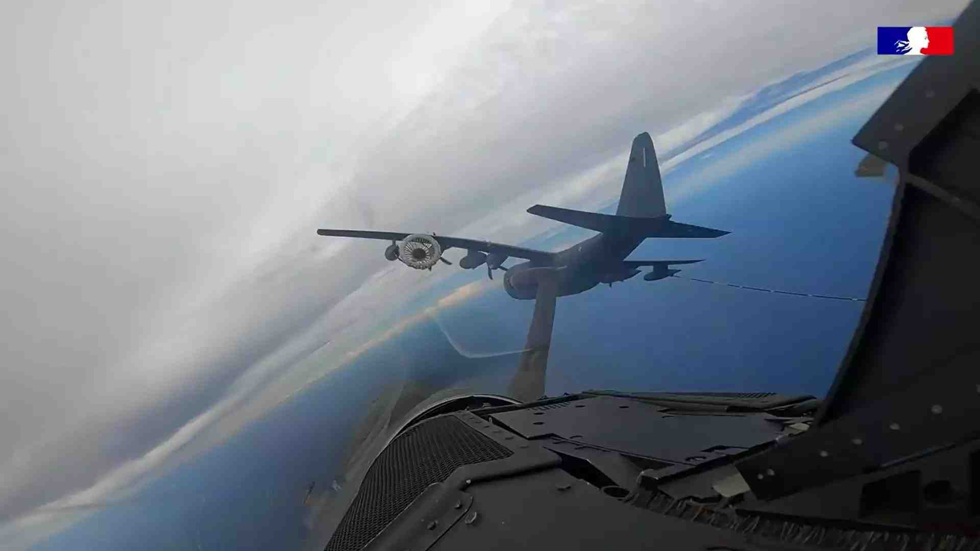 Premiers essais de ravitaillement en vol d'un Mirage 2000 par un KC-130J français de l'EFATT (9 octobre 2025).