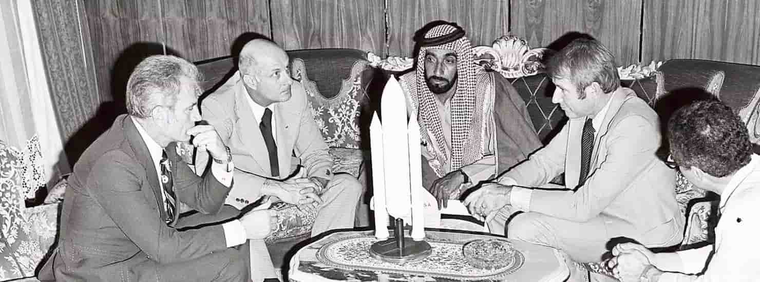 1970. Le Cheikh Zayed bin Sultan Al Nahyan rencontre des représentants de la Nasa.