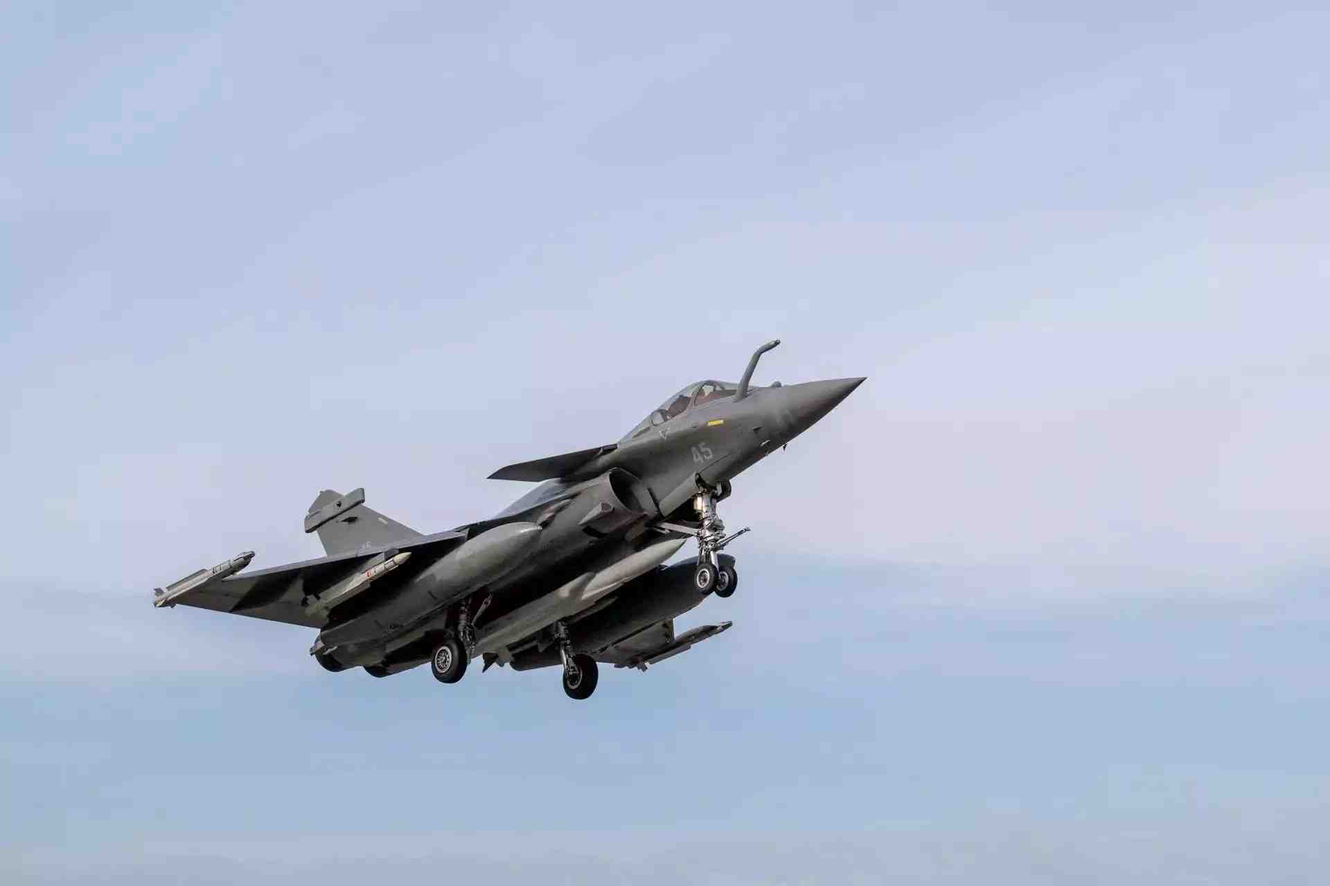 Décollage d'un Rafale M équipé d'un missile stratégique (d'essai) ASMPA-R, tiré quelques heures plus tard dans l'opération Diomède (13 novembre 2025).