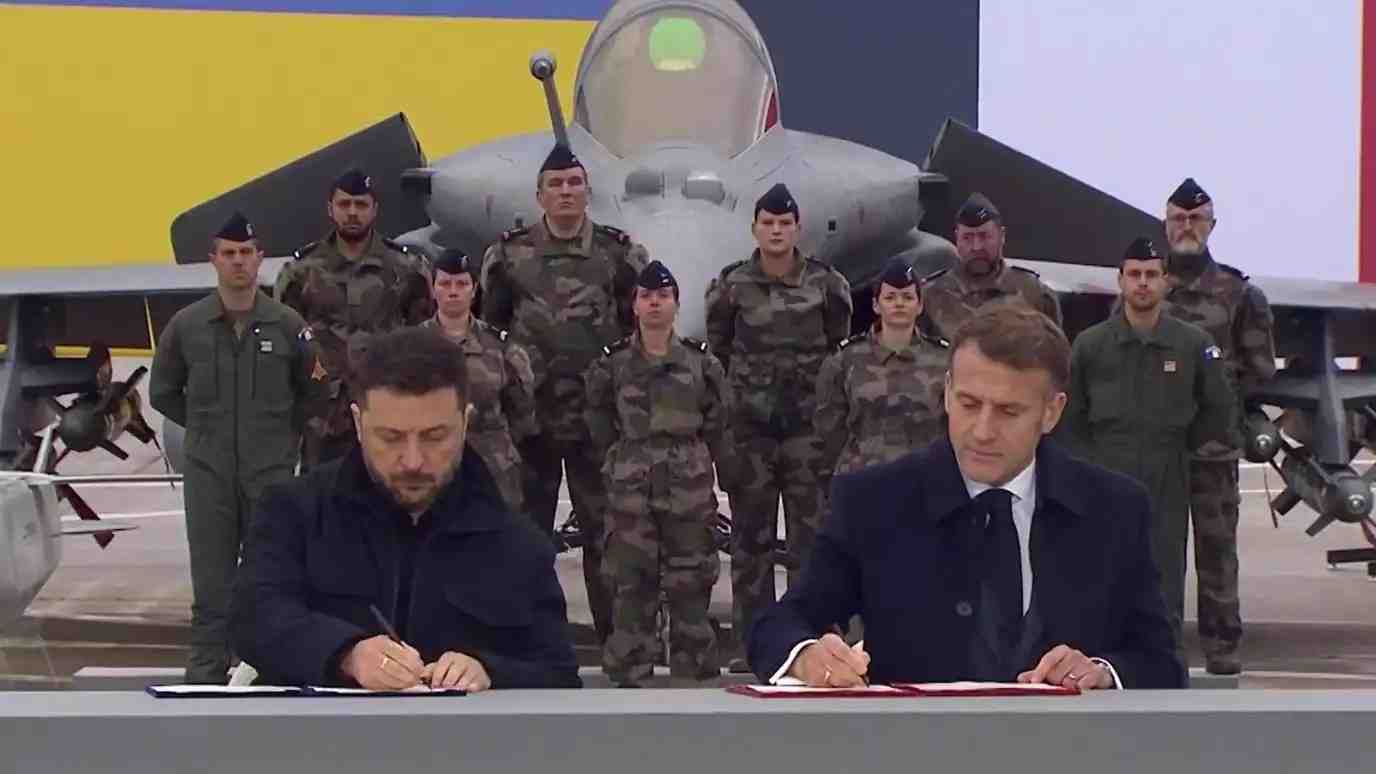 Signature de la lettre d'intention entre l'Ukraine et la France en vue d'un futur achat de nombreux matériels militaires (Rafale C en arrière-plan)(17 novembre 2025).