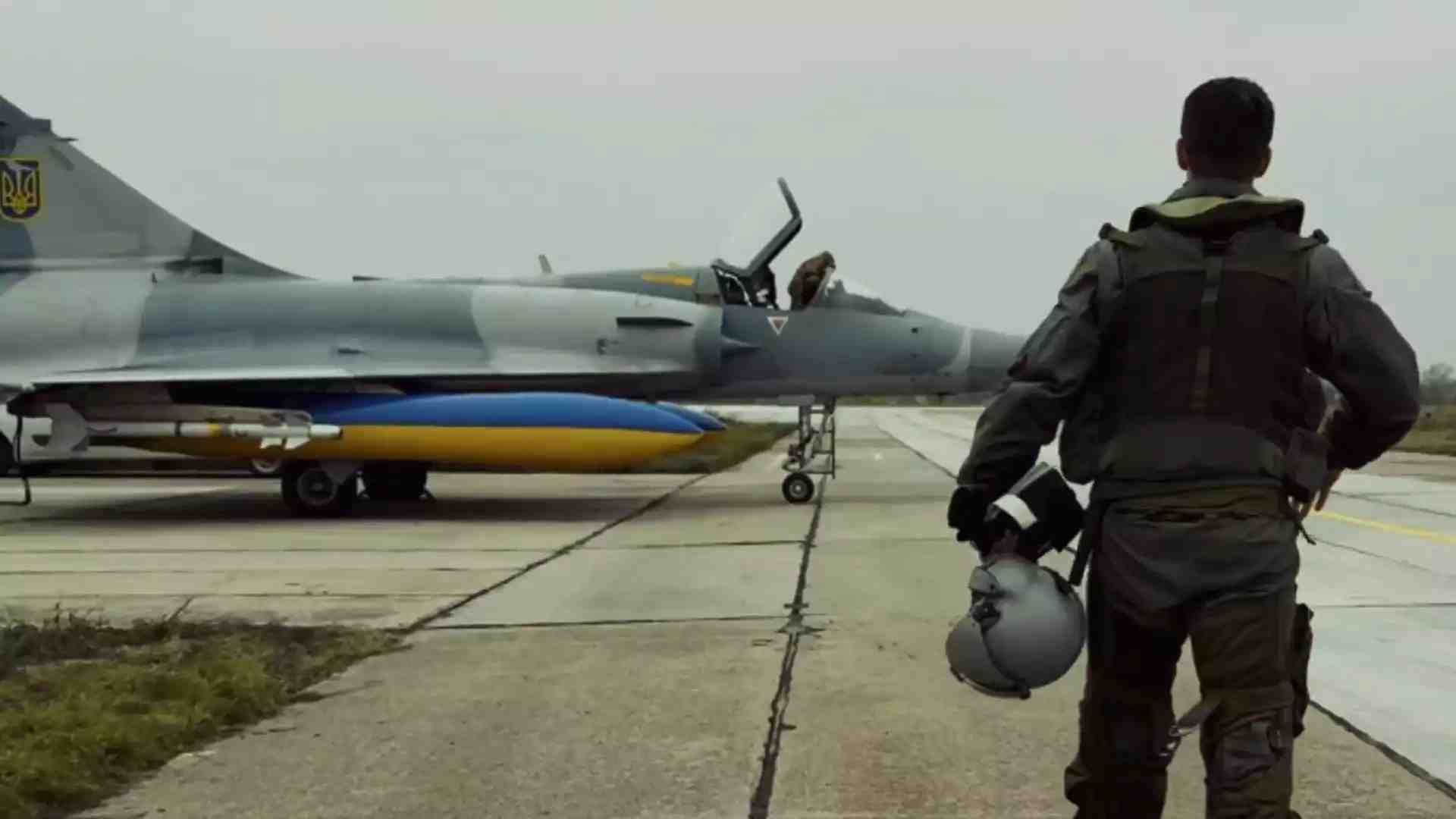 Pilote se rendant vers son Mirage 2000-5F ukrainien équipé de deux missiles air-air Magic II (17 novembre 2025).