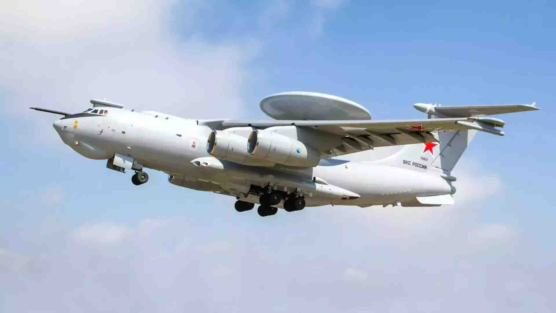 Prototype de l'avion AEW&C A-100 russe au décollage.