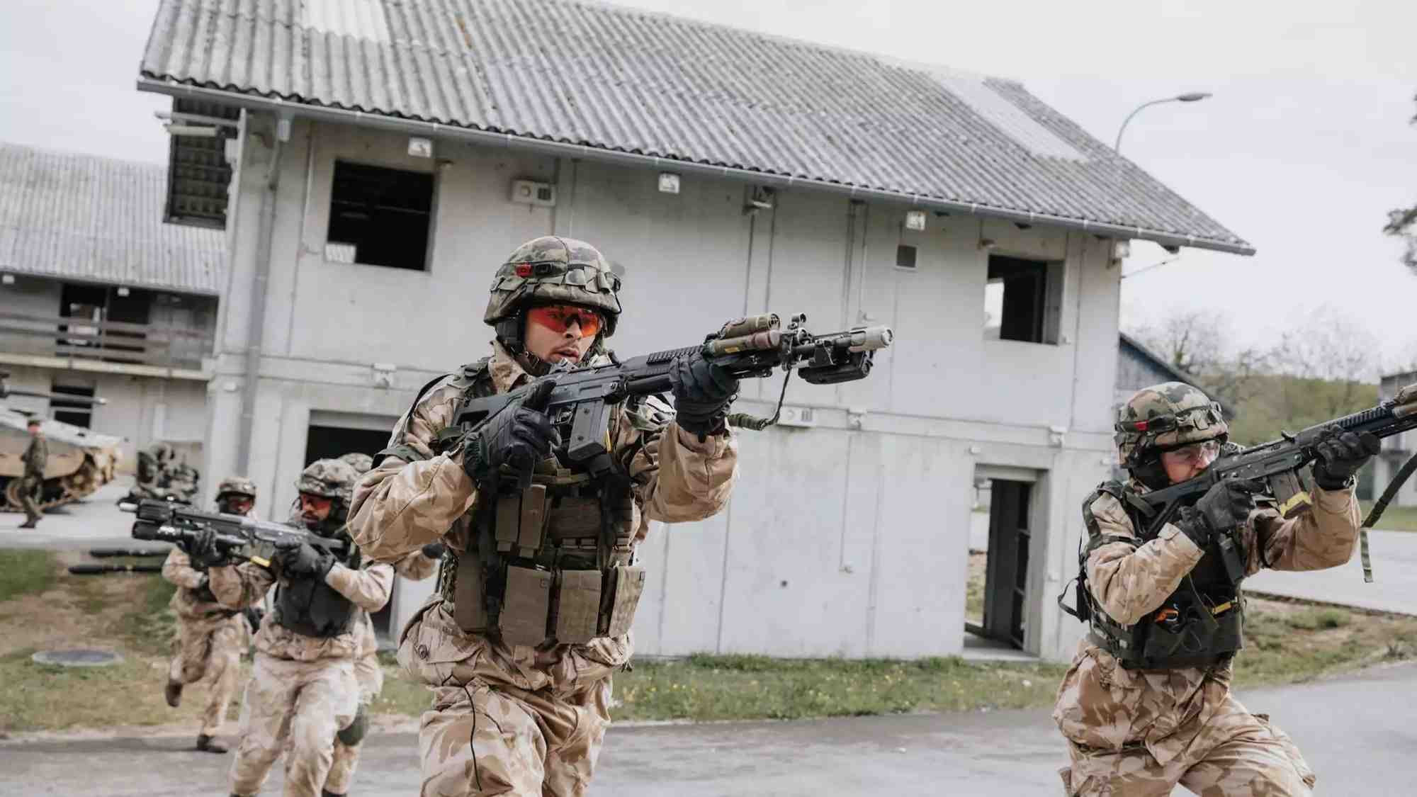 Déploiement de militaires dans le cadre d'un entrainement en milieu urbain.