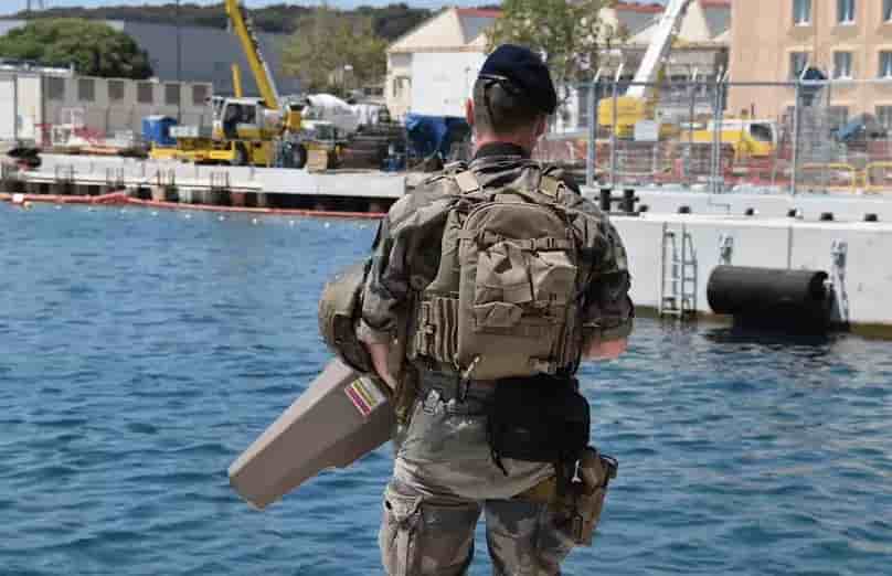 Fusilier marin porteur d'un Nerod F5, le 4 juillet 2025, lors de la visite de Sébastien Lecornu à la base de sous-marins de Toulon.