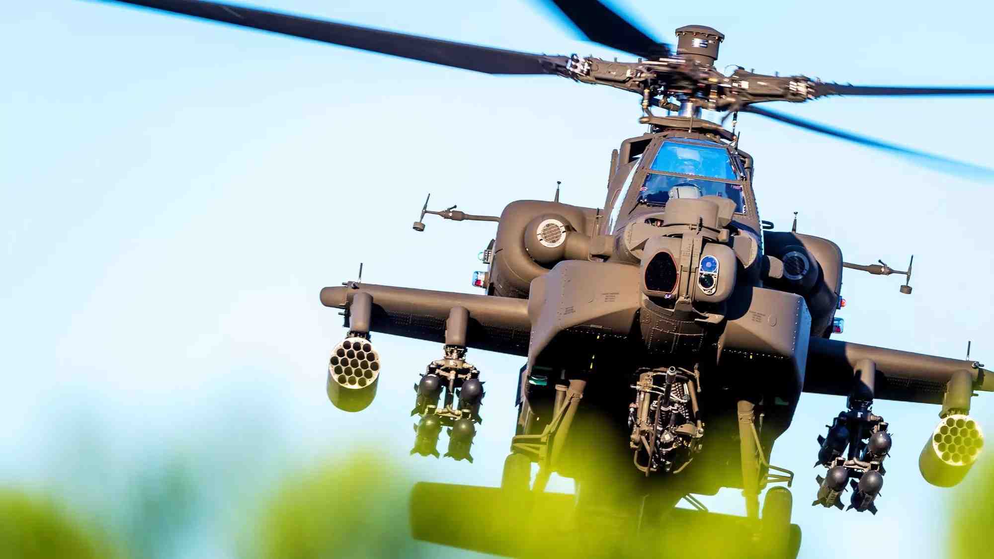 Hélicoptère de combat AH-64E Guardian en vol.