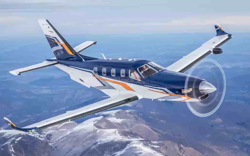 Le nouveau Daher TBM980 vu ici en vol au-dessus de la chaîne montagneuse des Pyrénées.