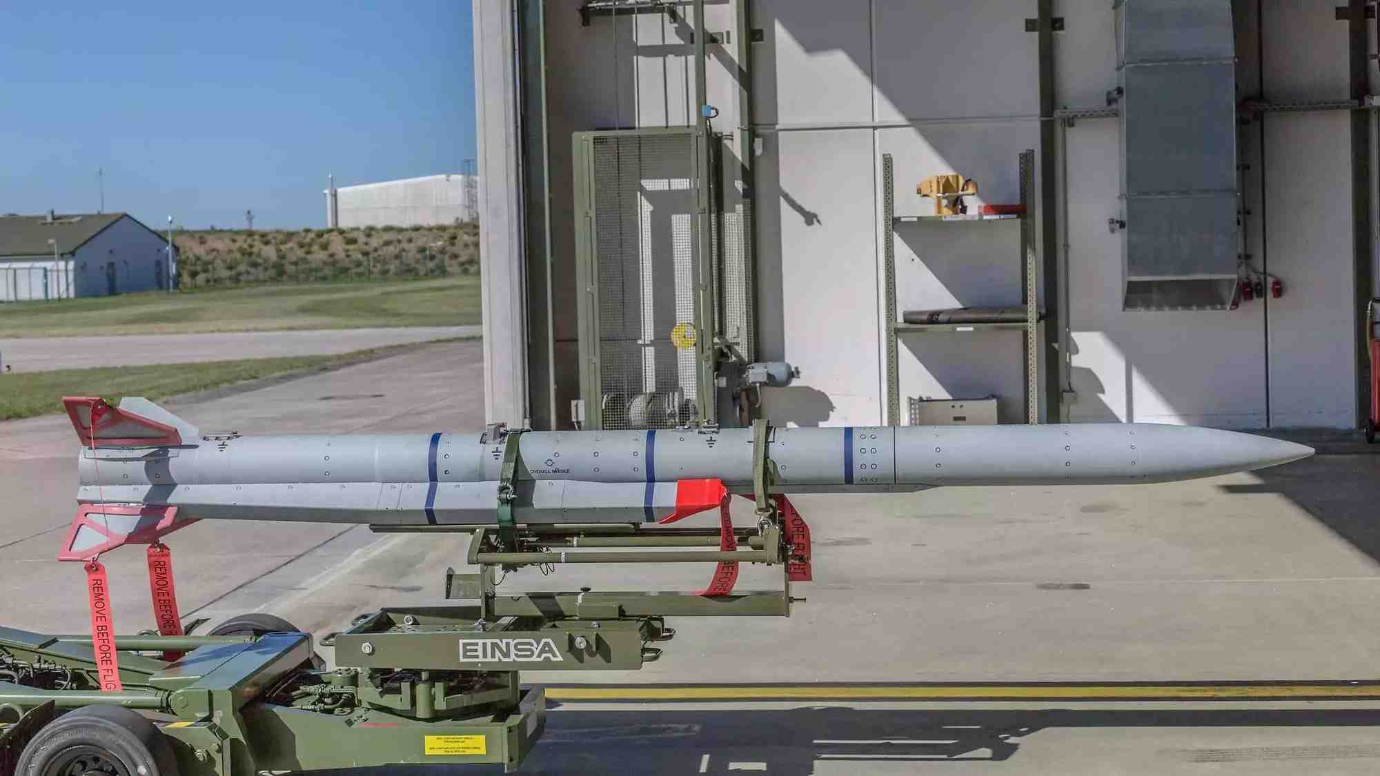 Mouvement d'un missile air-air très longue portée Meteor par les personnels de la Luftwaffe.
