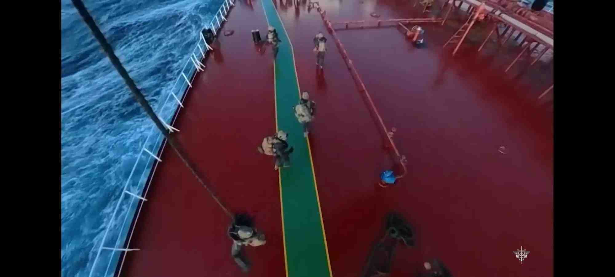 Dépose de commandos marine français sur le pétrolier Grinch dans le cadre d'un contrôle de pavillon.