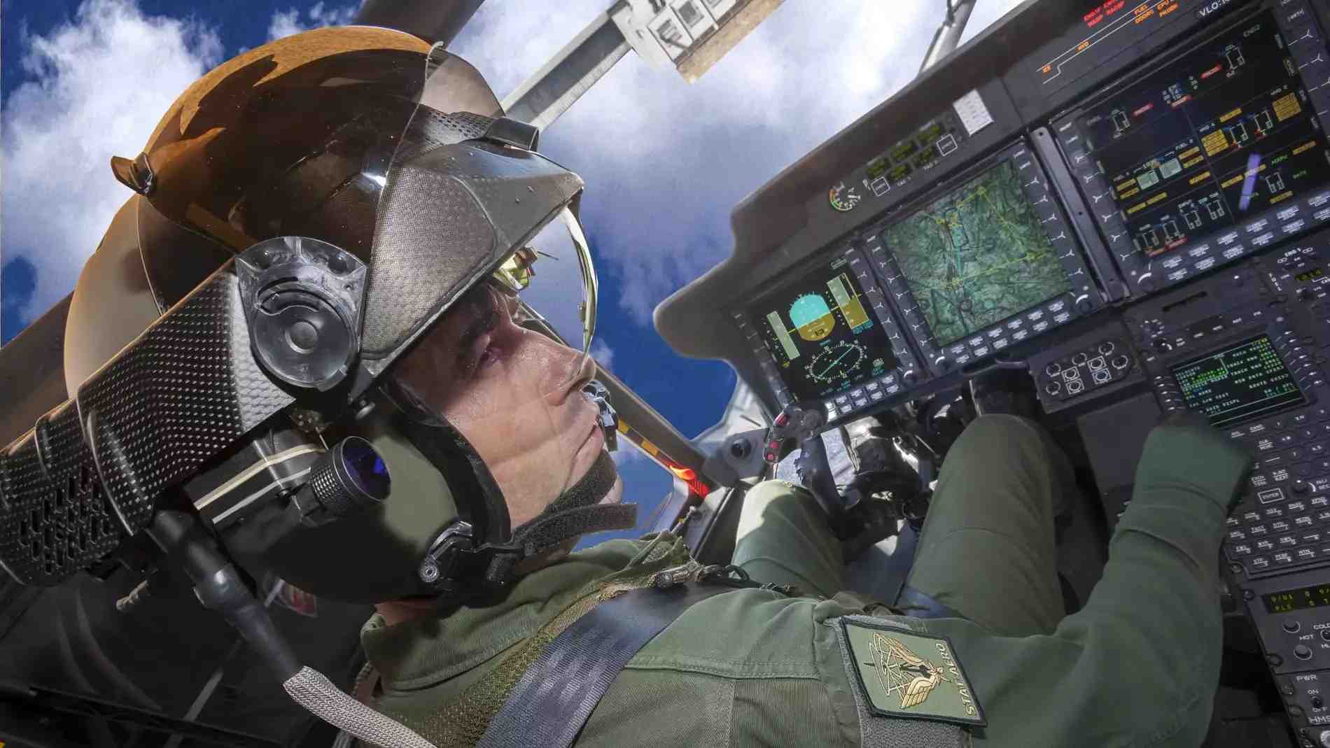 Représentation d'un pilote de NH90 équipé du casque TopOwl.