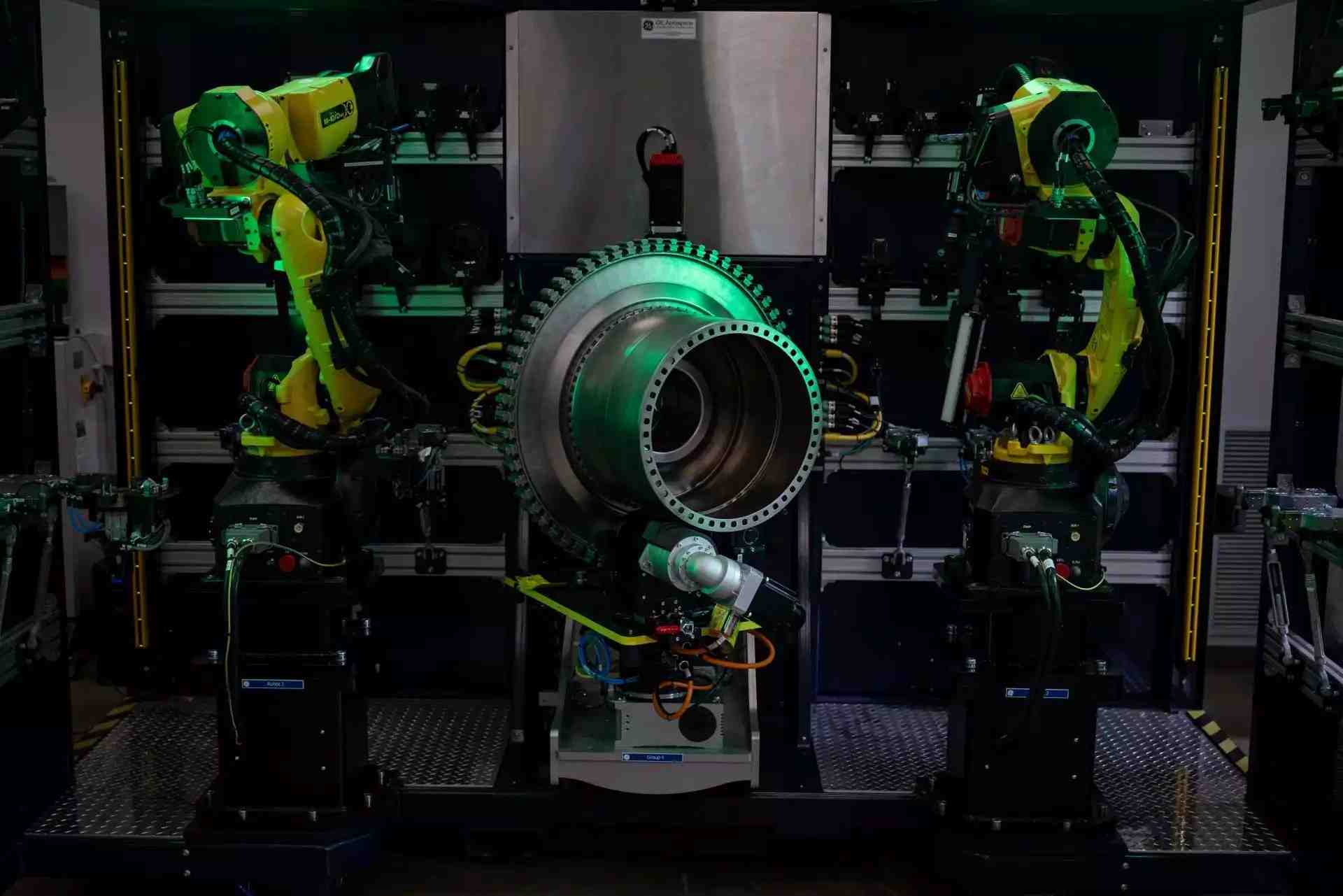 GE Aerospace a investi plus d’un milliard de dollars dans ses installations de maintenance (ici des robots d’inspection à lumière blanche guidés par IA).
