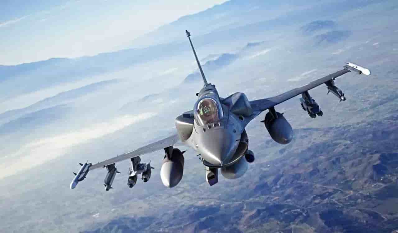 Avion de combat F-16V (Block 70) en configuration air-sol et équipé de réservoir conformes.