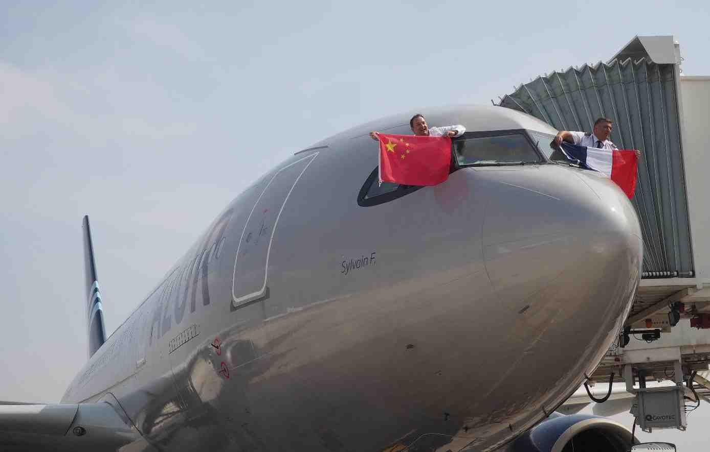 Frantz Yvelin, PDG d'Aigle Azur (à gauche) lors de l'arrivée de l'A330-200 à Pékin.