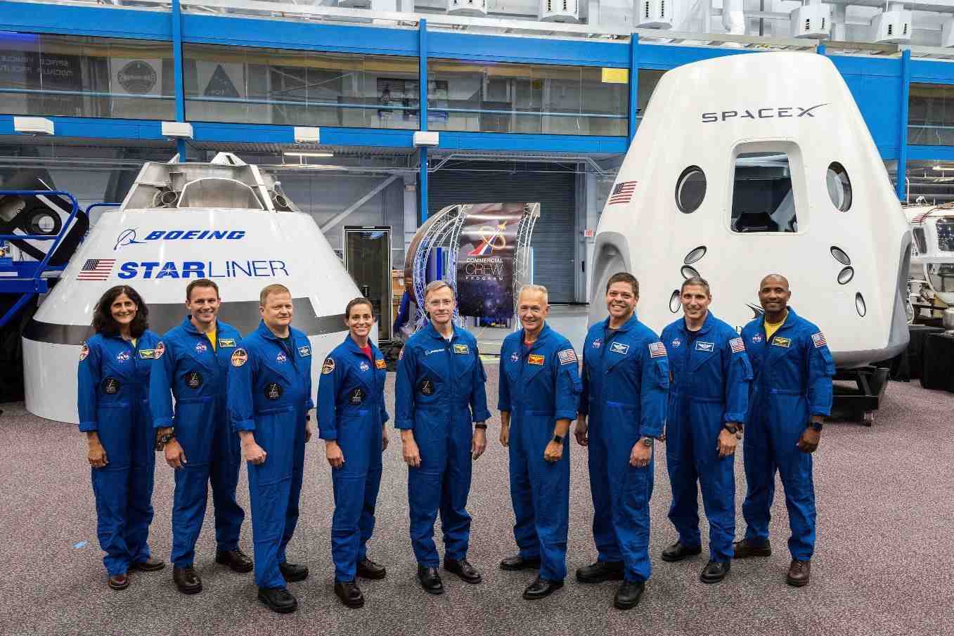 De g. à d. : S. Williams, J. Cassada, E. Boe, N. Mann, C. Ferguson, D. Hurley, R. Behnken, M. Hopkins et V. Glover.