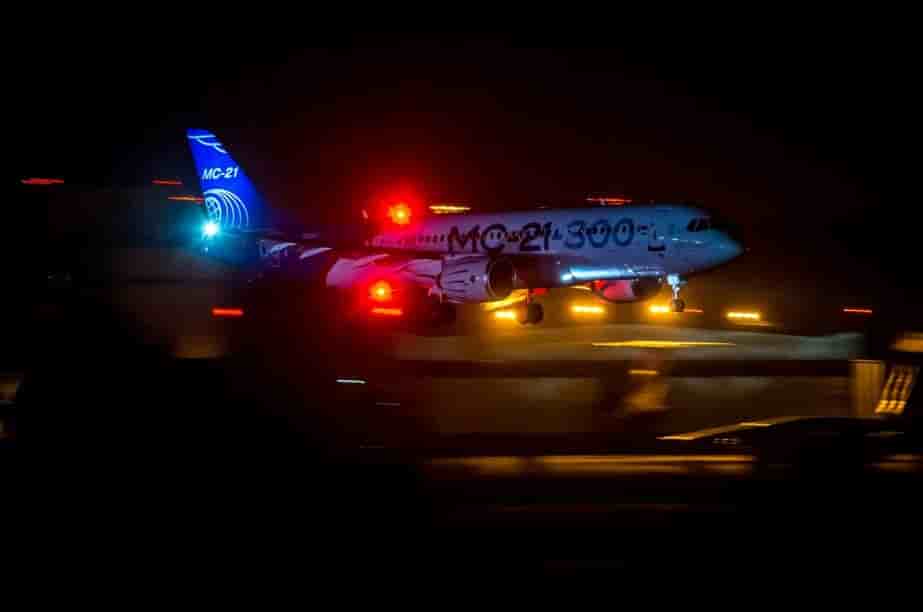 Le MC-21-300 a réalisé son premier atterrissage de nuit sur une des pistes de l'aéroport de Joukovski, à Moscou.